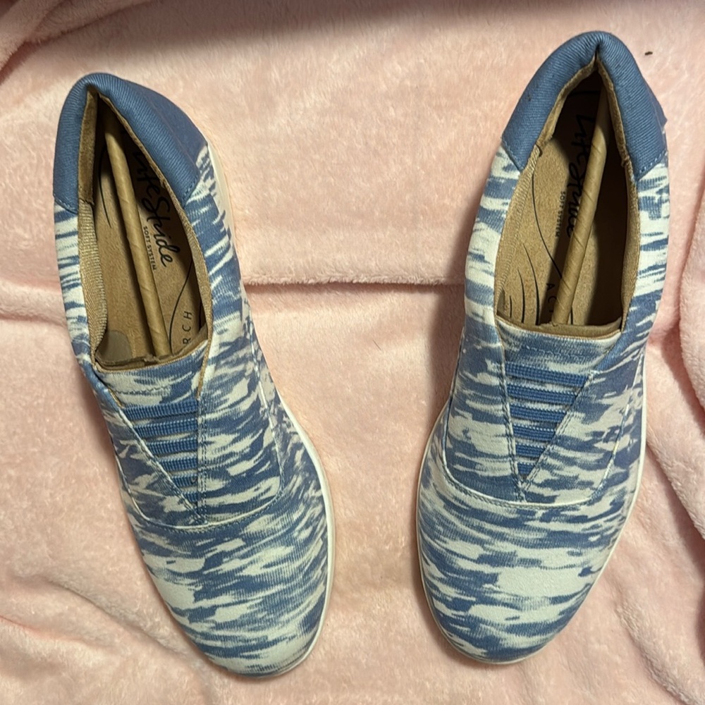 LifeStride women’s‎ Emily sneaker blue, size 9.5w, new in box.